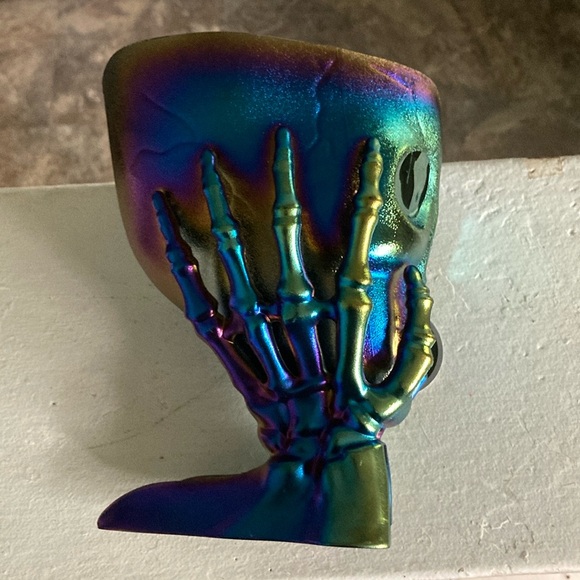 NWT Green Iridescent Oil Slick Skull 💀 in Hands Snack or Candy Bowl Decoration - Picture 11 of 17